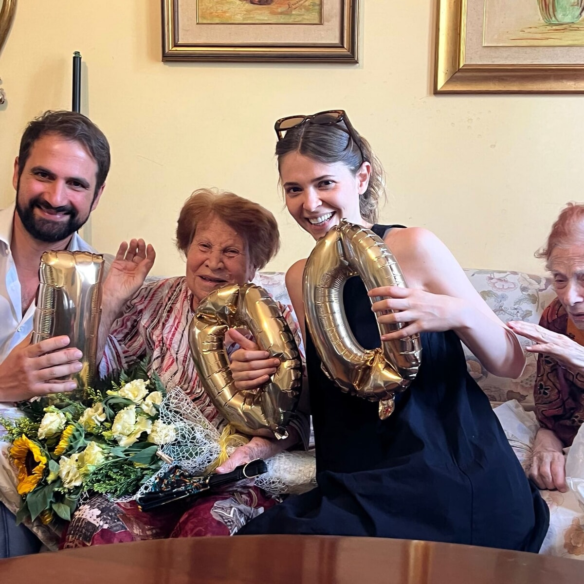 Todi, cento anni per "nonna" Anatolia Sbrenna con i sorrisi dei nipoti e tanti fiori